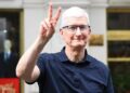 Thói quen giơ ngón tay chữ V của Tim Cook