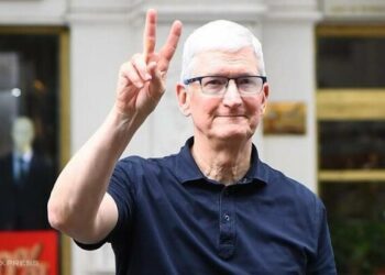 Thói quen giơ ngón tay chữ V của Tim Cook
