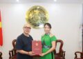 NTK Hoàng Ly đưa tranh thiếu nhi vẽ Điện Biên Phủ lên tà áo dài