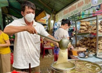Hé lộ việc ‘giám khảo’ Michelin Guide nổi tiếng ngồi vỉa hè ăn cháo vịt