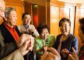 58 tuổi đi họp lớp, người bạn giàu có từng khinh thường tôi giờ ngậm ngùi nói: Cậu mới là người chiến thắng sau cùng
