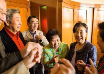 58 tuổi đi họp lớp, người bạn giàu có từng khinh thường tôi giờ ngậm ngùi nói: Cậu mới là người chiến thắng sau cùng