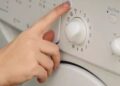 Máy giặt có một nút đặc biệt giúp tiết kiệm nước và thời gian