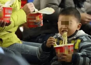 Con ăn mì tôm trên tàu bị hành khách xúm vào mắng nhiếc, ông bố hỏi lại một câu khiến tất cả im bặt