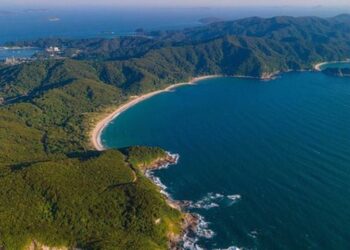 Phát hiện hòn đảo là “viên ngọc ẩn” vùng Đông Bắc ít người biết: Cách Hà Nội hơn 200km, du khách còn có thể đi bộ giữa biển