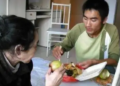 Bố mất, mẹ tâm thần, chàng trai này vẫn chưa từng suy sụp: Cuộc sống 30 năm sau xứng đáng là “tấm gương truyền kỳ”