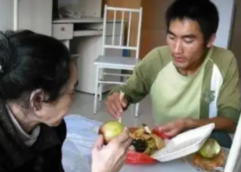 Bố mất, mẹ tâm thần, chàng trai này vẫn chưa từng suy sụp: Cuộc sống 30 năm sau xứng đáng là “tấm gương truyền kỳ”