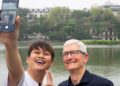 Ảnh của Tim Cook chụp với Duy Thẩm bị CĐM quốc tế nghi ngờ Photoshop