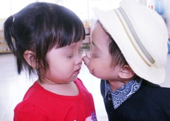Bé gái học mẫu giáo bị bạn nam cùng lớp hôn môi, cô giáo xử trí khéo léo khiến phụ huynh hết mực yên tâm: Giáo dục giới tính cho trẻ cần nhớ điều này