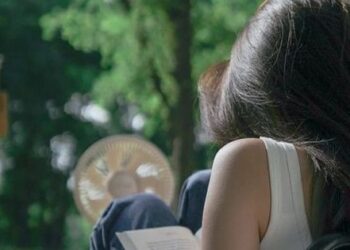 Lời nói tỉnh ngộ: Tiền lương bạn vất vả cày mỗi tháng chỉ bằng bữa ăn nhẹ của người khác, hãy sống vì điều này!