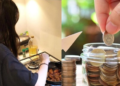 Kiếm 8 triệu đồng/tháng, nhà 3 người vẫn có tiền tiết kiệm: Tính toán kiểu gì mà khoản nào cũng thấy đủ?