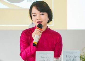 Chuyên gia Tống Liên Anh mặc áo dài lan tỏa văn hóa đọc