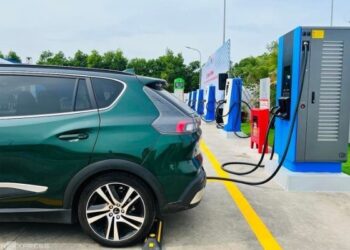 Các ‘ông lớn’ xăng dầu ứng phó ra sao trước làn sóng xe điện
