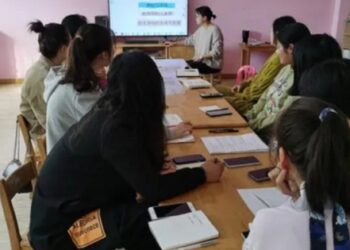 Thấy trong cặp con có vật lạ, người mẹ lên gặp thẳng ban giám hiệu trường khiến tôi bị đình chỉ dạy: Lời tố cáo gây phẫn nộ