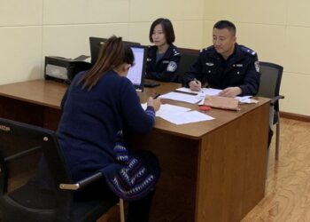 Nghe sếp yêu cầu, nữ kế toán chuyển tiền 9 lần cho khách, đến lần thứ 10 mới phát hiện bất thường: Cảnh sát vào cuộc, thu hồi 3 tỷ đồng trong 8 phút