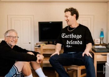 Bill Gates dự sinh nhật Mark Zuckerberg, cùng xuất hiện trong bức ảnh tái hiện thanh xuân của những tỷ phú công nghệ
