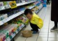 3 đứa trẻ ăn trộm một miếng sô-cô-la trong siêu thị, 3 bà mẹ có phản ứng khác nhau, ảnh hưởng đến cuộc sống con cái