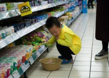3 đứa trẻ ăn trộm một miếng sô-cô-la trong siêu thị, 3 bà mẹ có phản ứng khác nhau, ảnh hưởng đến cuộc sống con cái