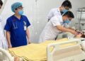 Nữ bác sĩ tỉnh lại sau 20 ngày hôn mê, chảy nước mắt khi gặp con qua điện thoại