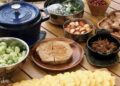 Gia đình nhỏ thưởng thức bữa cơm mùa hè trong chuyến picnic, vừa ăn vừa nghe chim hót, suối chảy róc rách, “chill” kì lạ