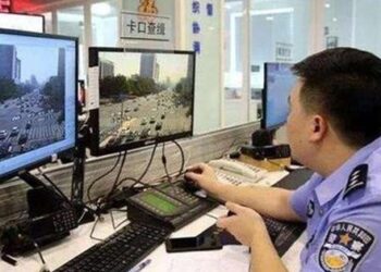 Theo dõi người đàn ông thất nghiệp nhưng “khoe” kiếm hơn 10 tỷ đồng/ngày, mua Ferrari tặng bạn gái, cảnh sát ập đến khám xét nhà, phát hiện bằng chứng phạm tội nằm trong chiếc điện thoại