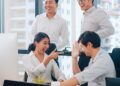 6 chủ đề buôn chuyện chốn văn phòng có thể hủy hoại tiền đồ, dù tin đồng nghiệp đến đâu cũng đừng nói ra!