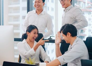 6 chủ đề buôn chuyện chốn văn phòng có thể hủy hoại tiền đồ, dù tin đồng nghiệp đến đâu cũng đừng nói ra!