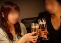 Gặp lại sếp cũ ở quán nhậu, sau một đêm, tôi đổi vận nhờ mảnh giấy nhỏ rơi ra từ túi xách