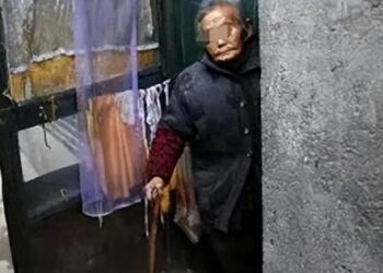 Khám xét nhà của bà lão 65 tuổi thuộc diện hộ nghèo, cảnh sát phát hiện 9 tỷ đồng tiền mặt xếp chồng chất: Hành vi phạm tội bị vạch trần