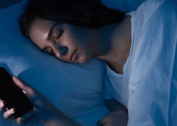 Cảnh báo : Hậu quả khôn lường khi để điện thoại bên giường khi ngủ