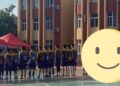 Bức ảnh chụp bóng lưng của học sinh 2 trường tiểu học khiến cả cõi mạng rần rần, bộ gen quan trọng đến thế sao?