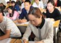 Đến hẹn lại lên, cứ tầm giờ này hàng năm, nhiều phụ huynh lại “bớt” lên Facebook”, tranh cãi qua lại về 1 vấn đề