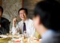 Gặp sếp cũ ở nhà hàng, tôi thanh toán luôn hóa đơn 5 triệu đồng, hôm sau bất ngờ nhận được 1 tin nhắn mà ấm lòng