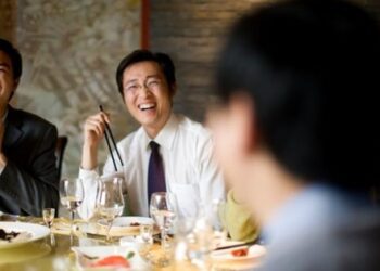 Gặp sếp cũ ở nhà hàng, tôi thanh toán luôn hóa đơn 5 triệu đồng, hôm sau bất ngờ nhận được 1 tin nhắn mà ấm lòng