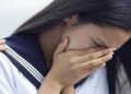 Nữ sinh thi đỗ ĐH top đầu nhưng không thể nhập học vội báo cảnh sát, “cầu xin” nhà trường giúp đỡ: Biết lý do ai cũng lặng người