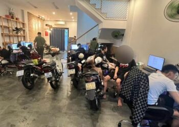 Cảnh sát khám xét một căn nhà trong khu đô thị, phát hiện “bí mật khủng khiếp” của 9 người bên trong