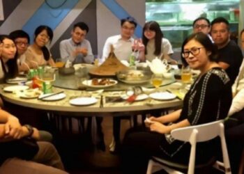 Biết rõ tôi không đi họp lớp được nhưng lớp trưởng vẫn bắt đóng 700k ngay trong nhóm, tin nhắn đáp trả của tôi khiến cậu ta chết lặng