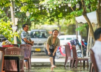 Độc lạ quán ăn ở TPHCM khách phải xắn quần, cởi giày dép để… lội nước