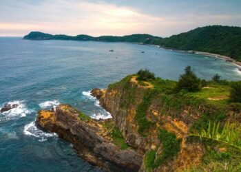 Phát hiện bãi đá hoang sơ ngay vùng biển miền Bắc, là nơi đón bình minh cực đẹp, cách Hà Nội hơn 200km