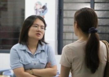 Mẹ nam sinh học giỏi nhất lớp đi họp phụ huynh, nói đúng 3 câu mà cô giáo ngỡ ngàng: Đây là kiểu cha mẹ tai hại nhất!
