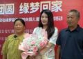 Cô gái gọi cảnh sát vì nhà có trộm, không ngờ gặp lại cha mẹ đã xa cách 35 năm