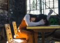 Thói quen của cha mẹ vô tình khiến con tổn thương sâu sắc