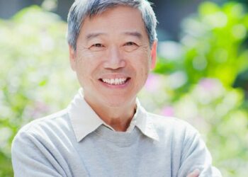 Cụ ông nghèo nhặt nuôi bé gái bị bỏ rơi, 30 năm sau trở thành người sung sướng nhất làng
