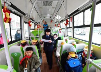 Xe bus chở học sinh ở Trung Quốc: Lắp 13 camera tránh “quên” hành khách, tài xế ngáp lập tức bị nhắc nhở