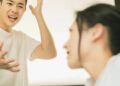 ‘Lột’ sạch tiền chồng – kiểu bạo hành ưa thích của nhiều bà vợ Việt