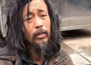 Người đàn ông ăn xin bỗng nổi tiếng sau một đêm, đổi đời thành triệu phú và được cả nước gọi là “thầy”: Lý do vô cùng bất ngờ
