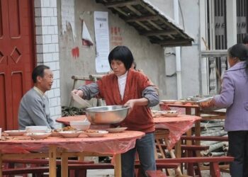 Mời cả làng dự mừng thọ 70 tuổi nhưng không ai đến, thấy cỗ bàn vắng tanh lạnh ngắt, ông lão mắt ngấn lệ nhận ra sai lầm