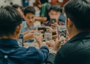 Sếp mời món ăn bạn không thích, người thường từ chối thẳng thừng, người EQ cao đáp khéo lập tức ghi điểm