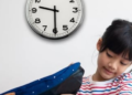 Trường tiểu học Trung Quốc cấm học sinh làm bài tập về nhà sau 21h30