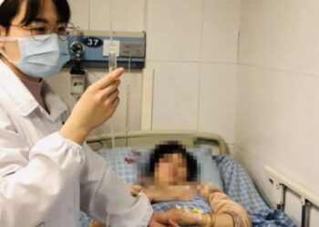Người phụ nữ phát hiện sỏi dạ dày to bằng quả bóng bàn sau 1 tuần ăn măng